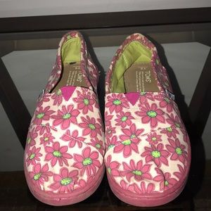 A pair of Toms daughter out grew them wore once